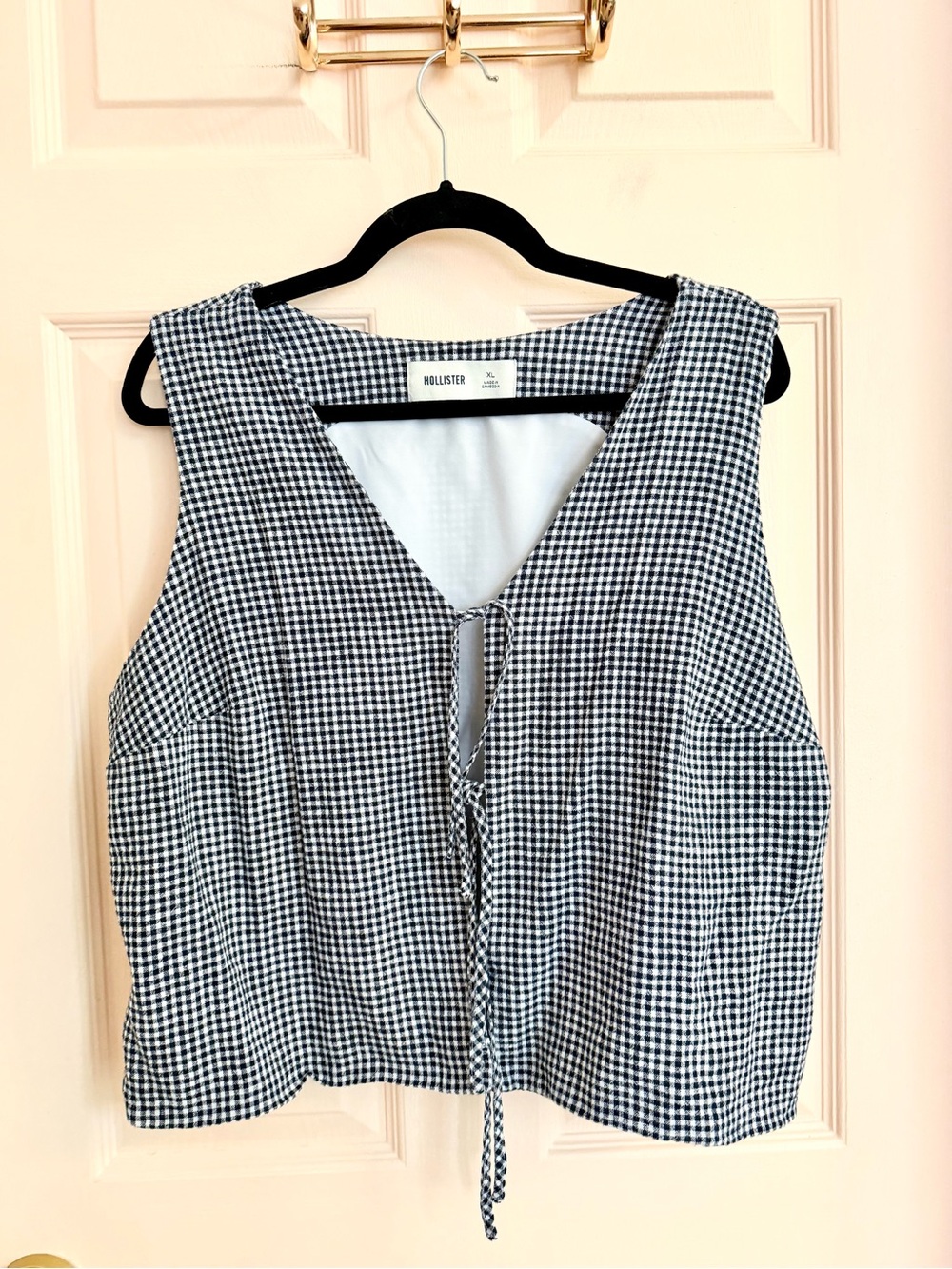 NWOT black and white hollister tie front vest